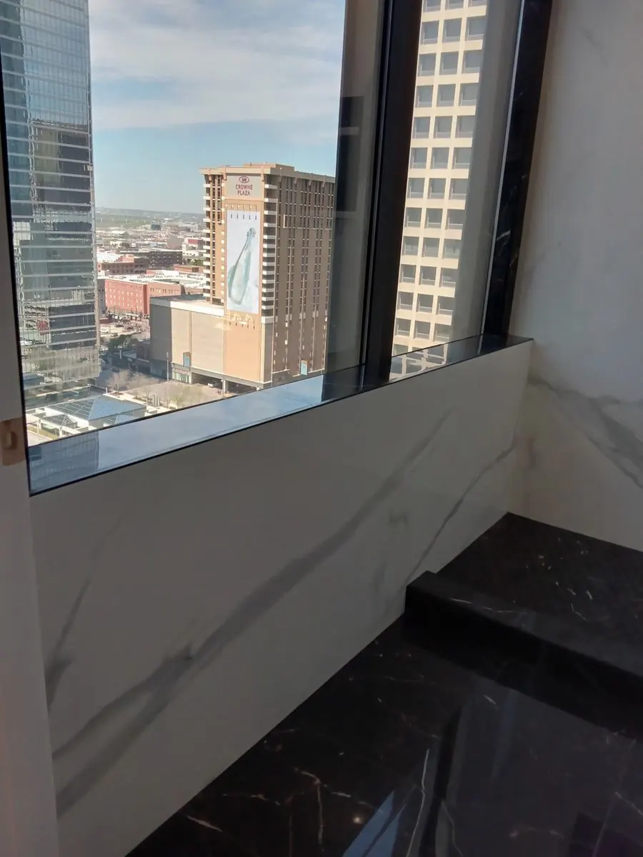 High-rise bathroom in black marble-look porcelain