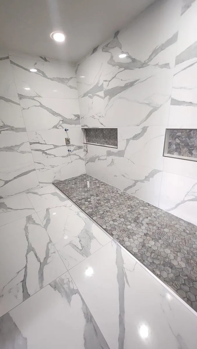 Marble-look shower with built-in bench