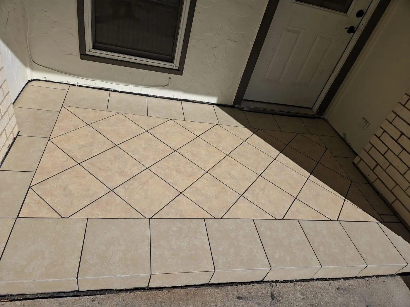 After: Beige tile on the diagonal with a border